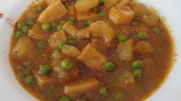 Recepta de cuina de Estofat de sèpia amb patates i pèsols